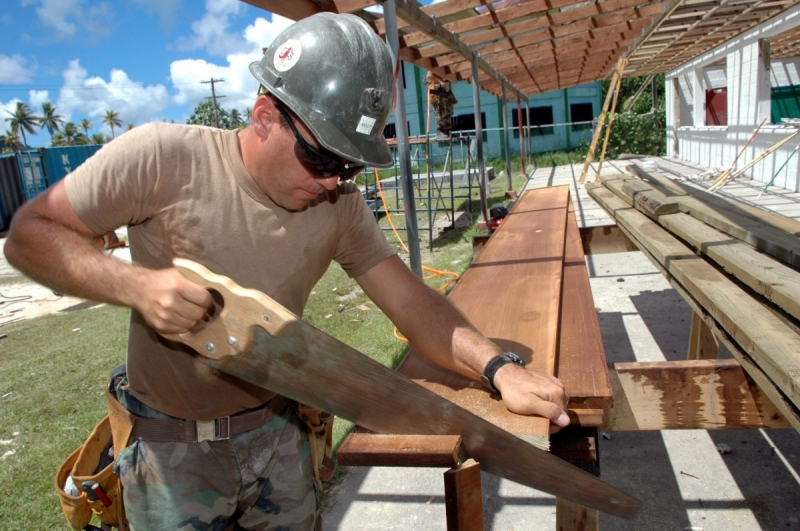 menuisier-COLLONGUES-min_worker_construction_building_carpenter_male_job_build_helmet-893290